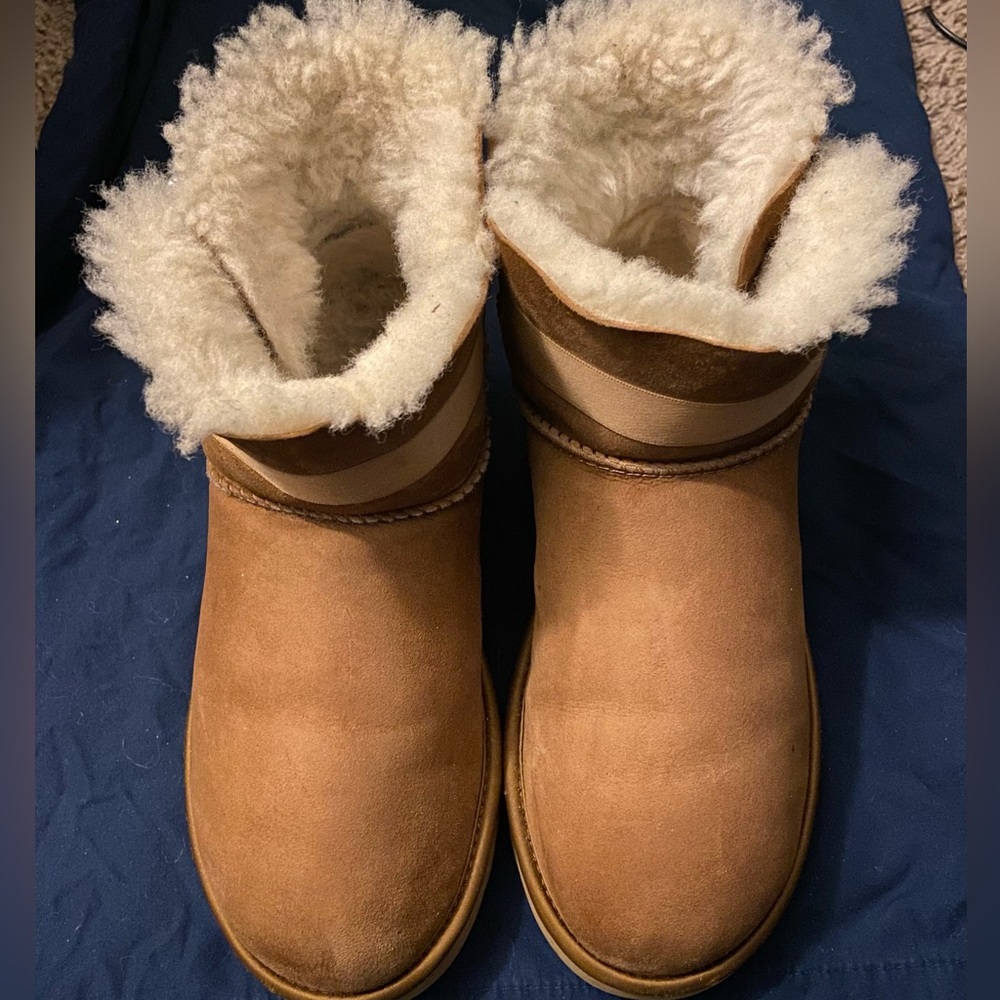 Classic mini Ugg boots, lined with fur with pretty glitter buckle